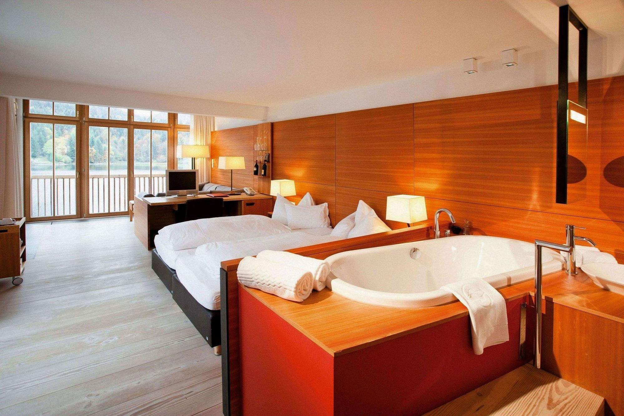 Tauroa Seehotel Grundlsee Rum bild